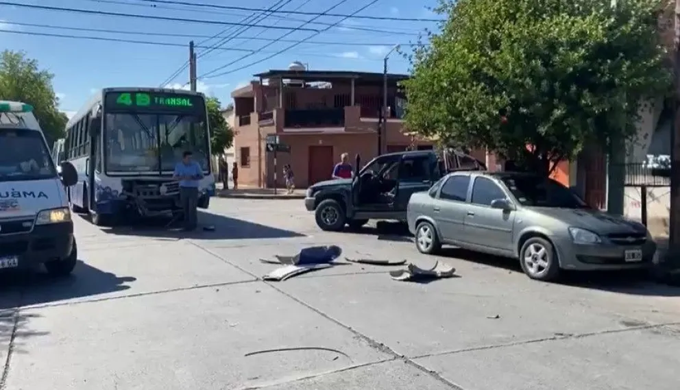 Colectivo de SAETA protagonizó un choque brutal en el macrocentro salteño: habría siete heridos