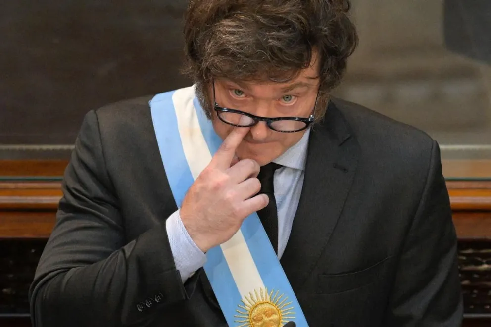 Javier Milei se desentiende del brote de dengue y abandona a las provincias