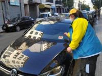 “Estacioná bien”: con stickers, la Municipalidad de Salta llamará la atención en vehículos mal estacionados
