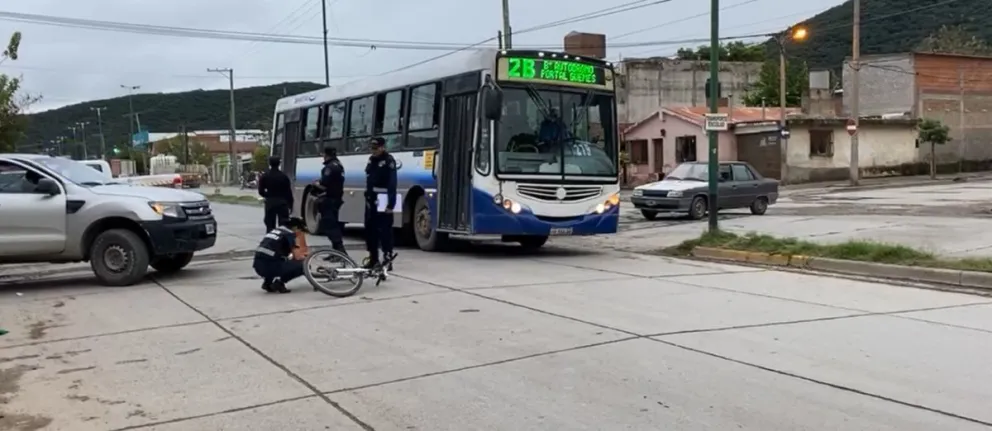 Fuerte choque en Villa Mitre: un ciclista quedó herido tras impactar contra una camioneta