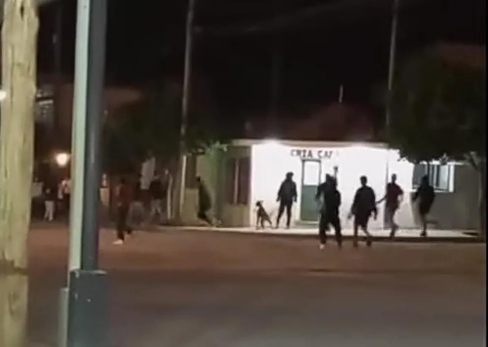 |VIDEO| 30 adolescentes salteños desataron una escandalosa pelea y terminaron a las piñas 