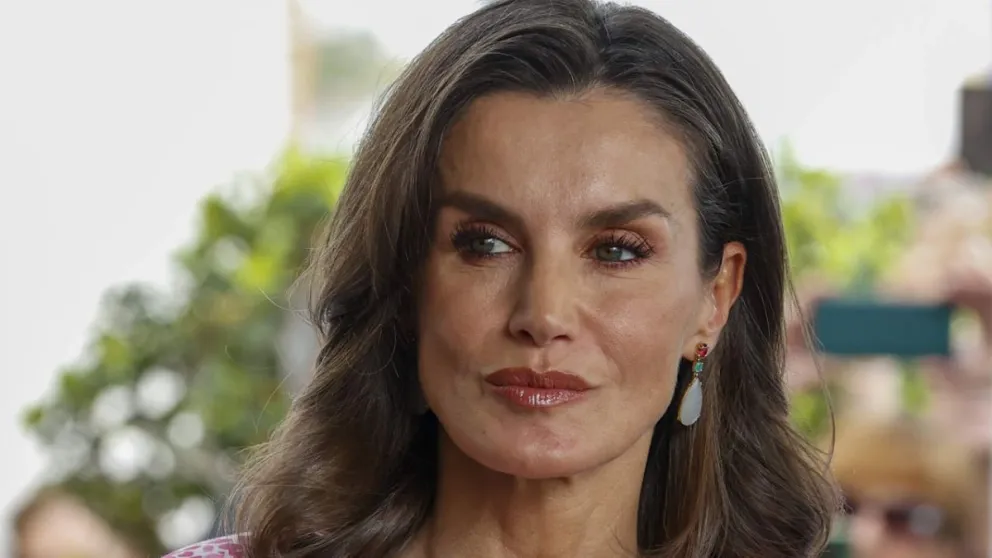 Así ha reaccionado la reina Letizia al recibir un novedoso regalo en su visita en Cádiz