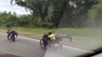 |VIDEO| Motociclistas imprudentes realizaban maniobras peligrosas en plena Ruta Nacional 50