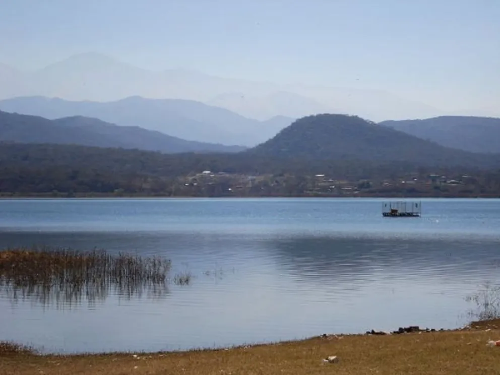 Doble tragedia: un bombero intentó rescatar un cuerpo del agua y perdió la vida 