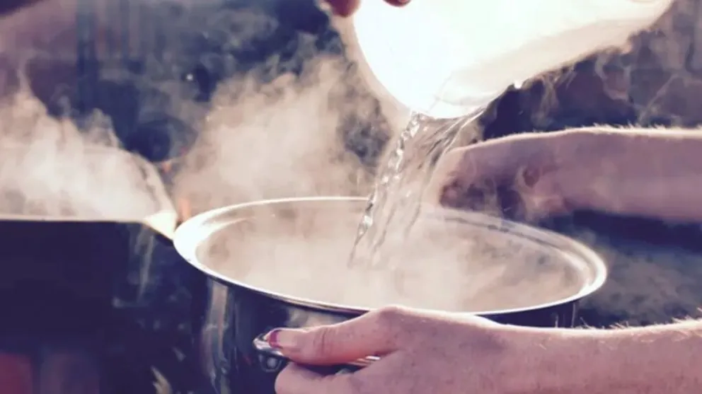 Científicos revelan cómo obtener agua completamente pura: un método sencillo y efectivo que puedes hacer en casa
