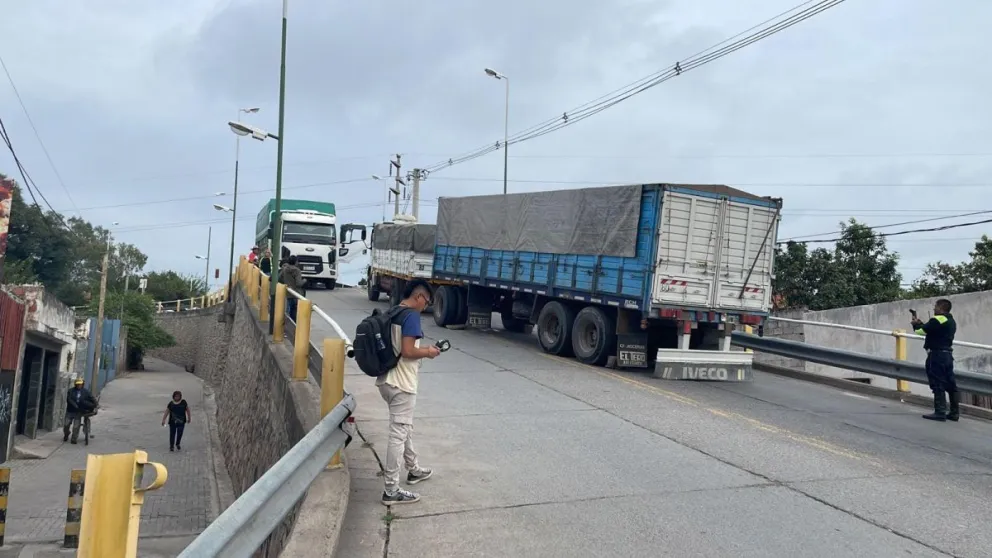 Un camión con acoplado quedó atascado y causó caos vehicular en Avenida San Martín