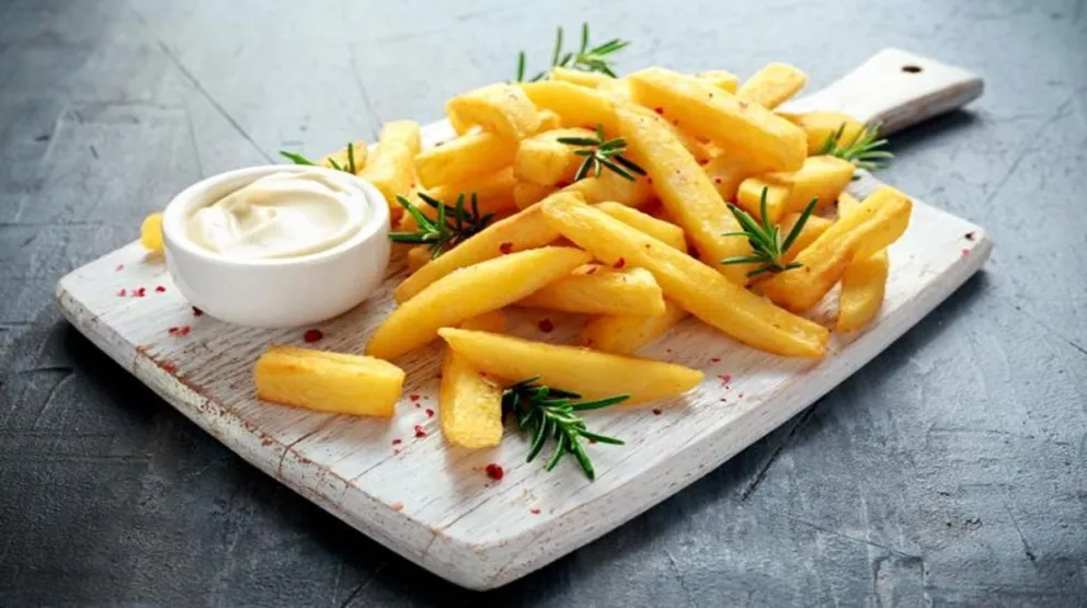 Conocé el sencillo truco para hacer papas fritas extra crujientes en casa: usando un ingrediente inesperado