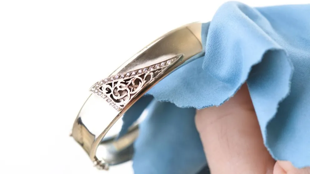 Descubre el truco perfecto para darle vida a tus joyas de plata, quedarán como nuevas