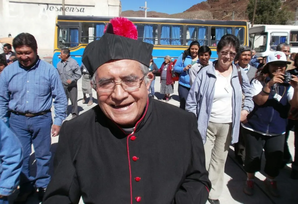 Con mucha tristeza, fieles de Metán despiden al monseñor Víctor Martínez 