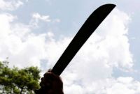 Terror en Las Lajitas: insultó y amenazó con un machete a la madre de sus cuatro hijos 