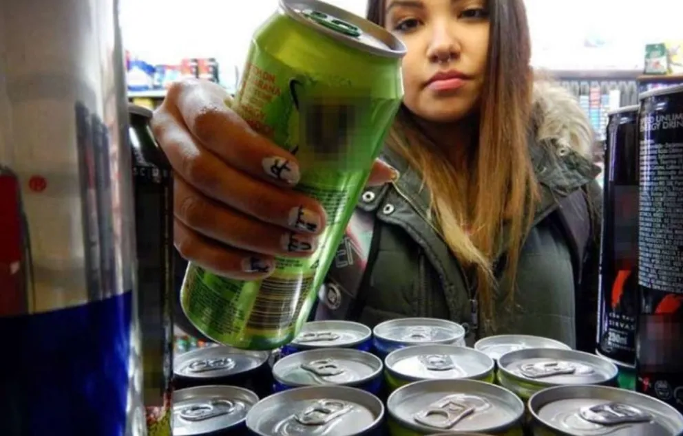 Analizan prohibir la venta de bebidas energizantes en menores de 18 años