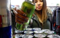 Analizan prohibir la venta de bebidas energizantes en menores de 18 años