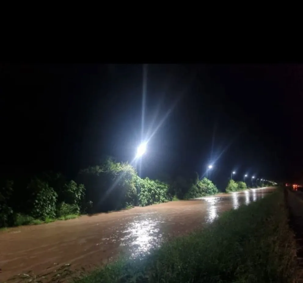 Atención conductores: se desbordó una represa y la Ruta Nacional 68 está casi intransitable