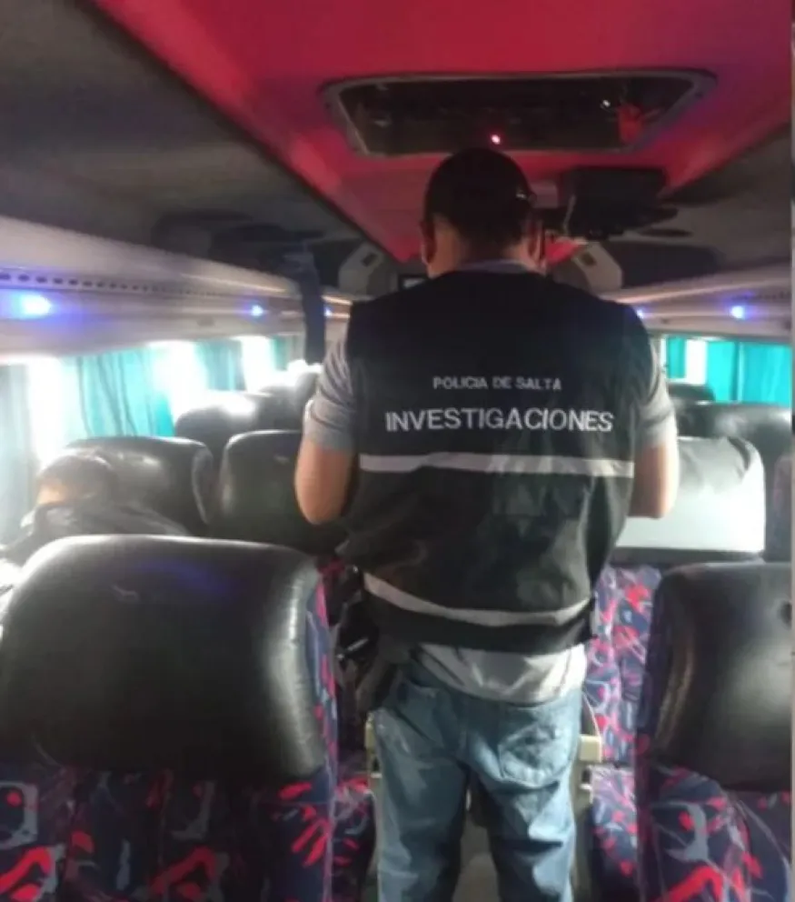 Sorpresivo hallazgo en un colectivo: pasajeros llevaban drogas y un arma entre sus equipajes