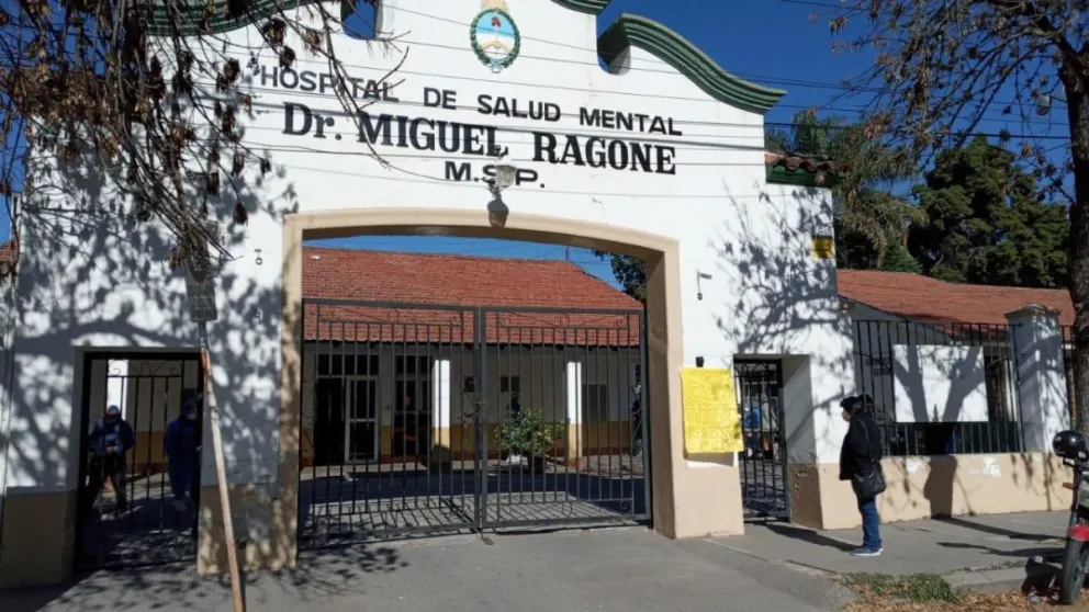 Escándalo en el Hospital Ragone: la justicia inspecciona dos móviles policiales por la muerte de un joven