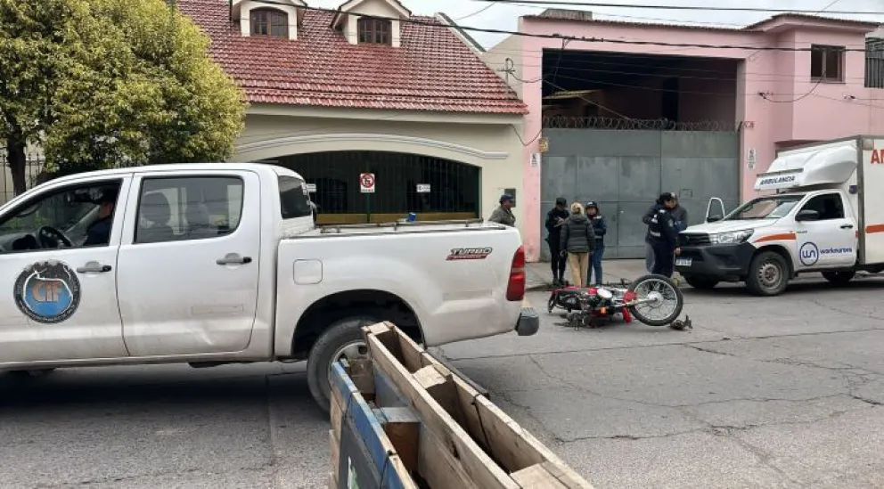 Un motociclista salteño resultó gravemente herido al chocar contra una ambulancia