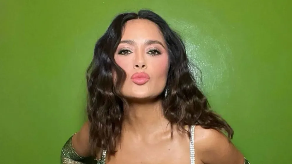 Destrozan a Salma Hayek por su extraña forma de meditar
