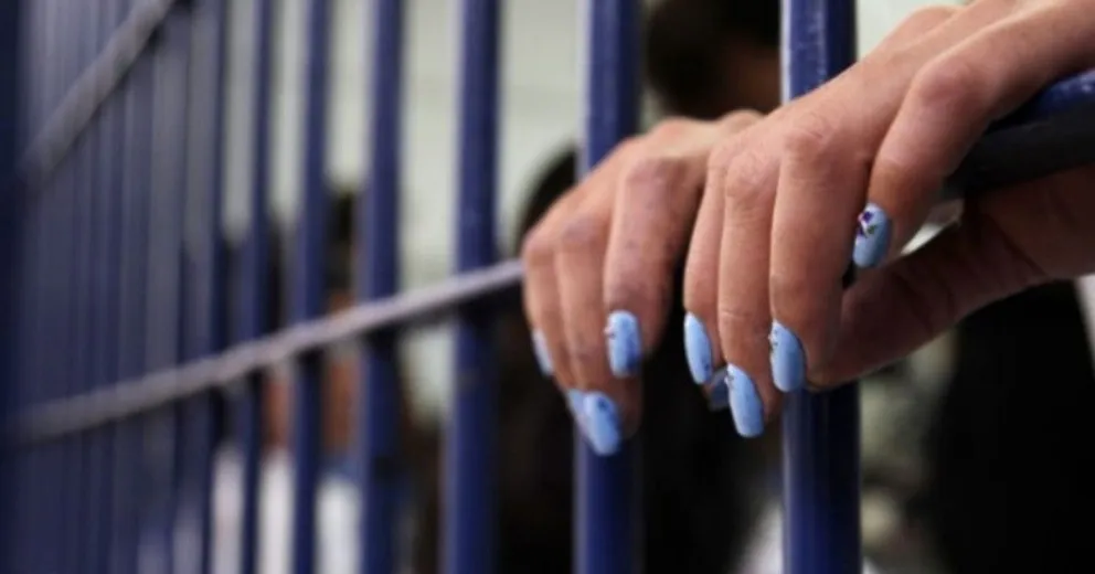 Increíble: dos hermanas ingresaron a robar a un local con una niña en brazos