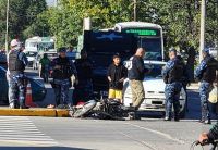 Brutal accidente en el centro salteño: camionero atropelló a un motociclista "sin darse cuenta" 