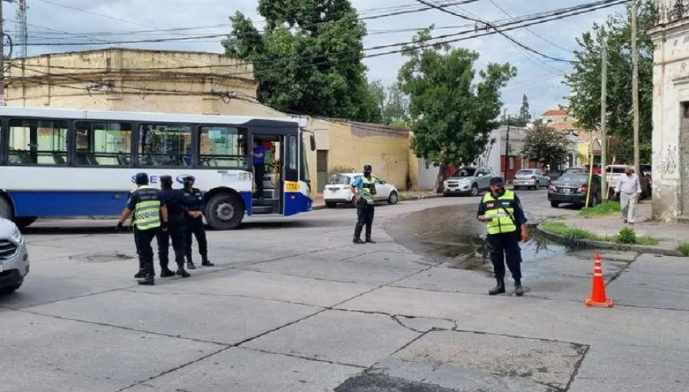 Conducía un colectivo, realizó una maniobra imprudente y una pasajera perdió la vida