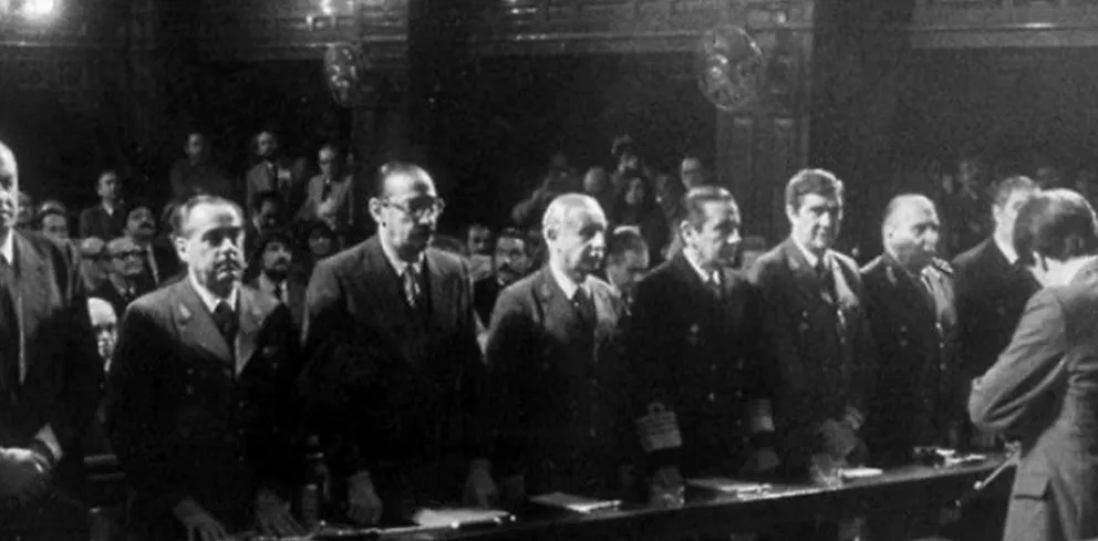 Efemérides 22 de abril: un día como hoy, hace 39 años, iniciaba el histórico juicio a las Juntas Militares 