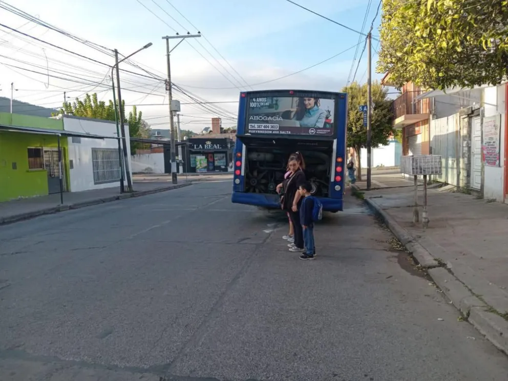 Terror en un colectivo de SAETA: se prendió fuego a mitad del recorrido