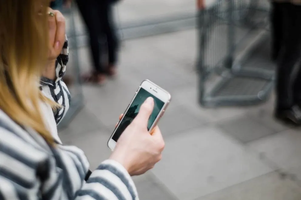 Salteña buscaba pareja en Tinder y fue víctima de un estafador: el sujeto se llevó dos autos y  una gran suma de dinero 