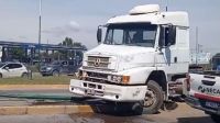 Accidente en la zona sur de la ciudad de Salta: un camión perdió el control y chocó contra un poste de luz