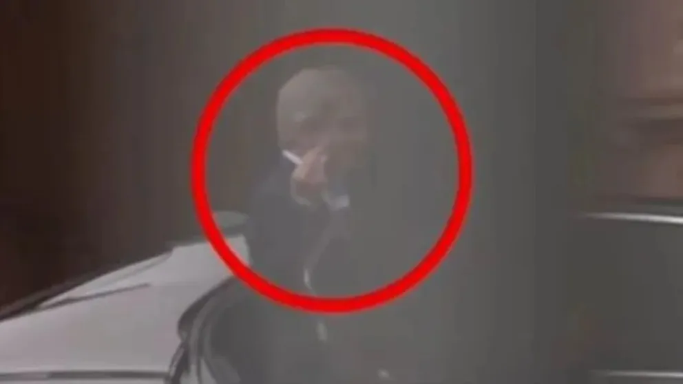 Luis Caputo le respondió con un gesto obsceno a una mujer que lo insultó en Casa Rosada