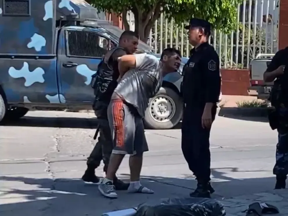 Un hombre robó elementos sanitarios en Tres Cerritos e intentó huir por los techos