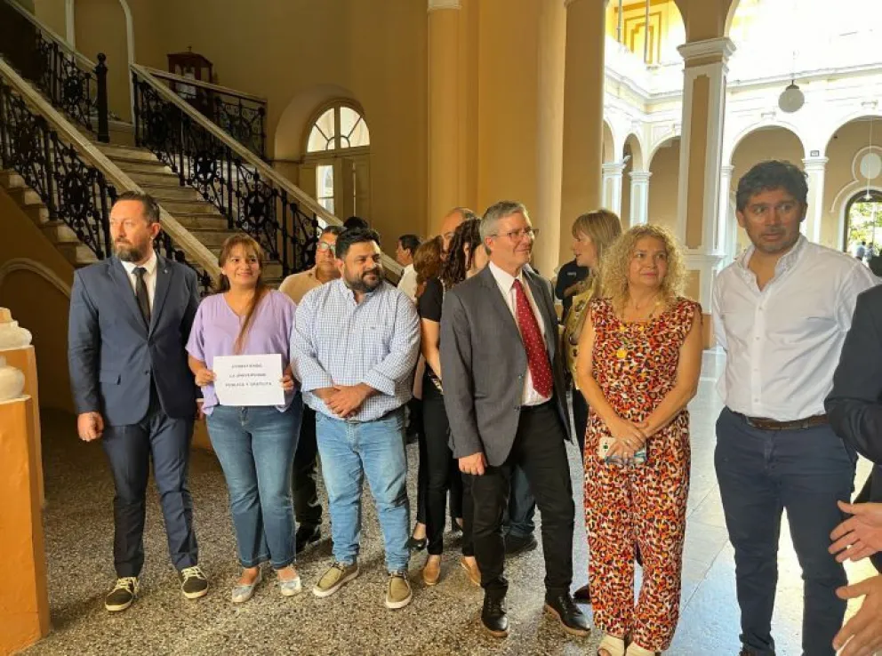 Marcha federal universitaria en Salta: políticos y acompañaron a la comunidad estudiantil en el reclamo