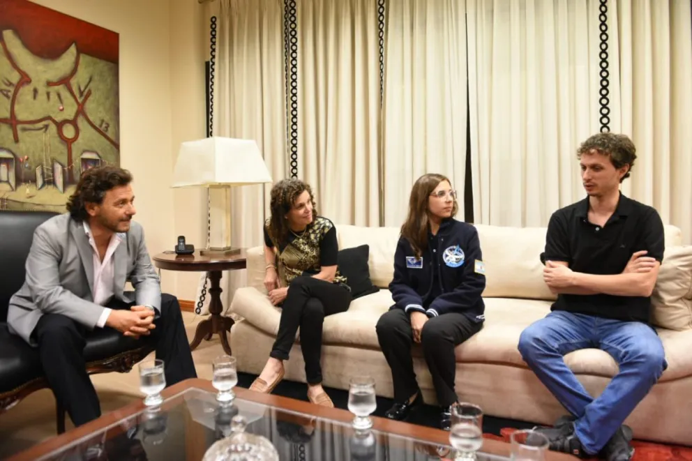 Gustavo Sáenz recibió a Noel y Nicolás, dos jóvenes científicos salteños reconocidos internacionalmente 