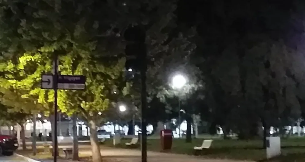 |VIDEO| Una pareja de jóvenes fue descubierta infraganti en una plaza haciendo lo prohibido