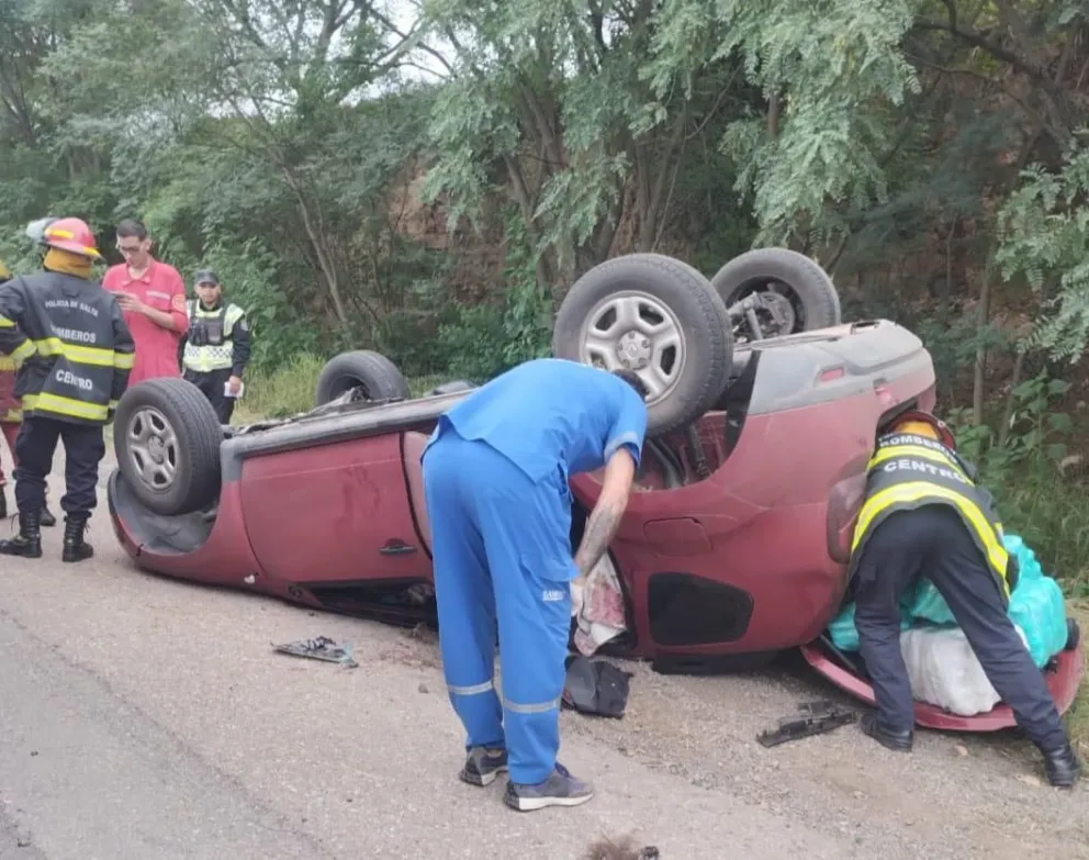 Terrible accidente: tras un violento vuelco en la ruta 9: un hombre quedó hospitalizado