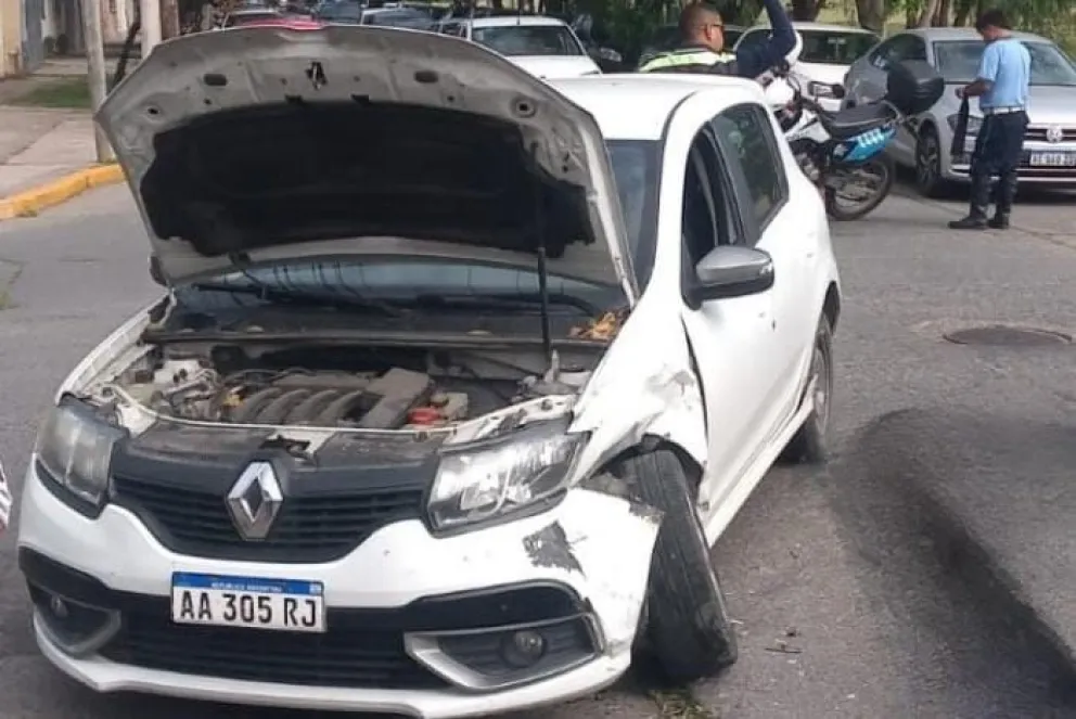 Siniestro vial en la ciudad de Salta: un auto fue embestido por una camioneta y casi pierde una rueda