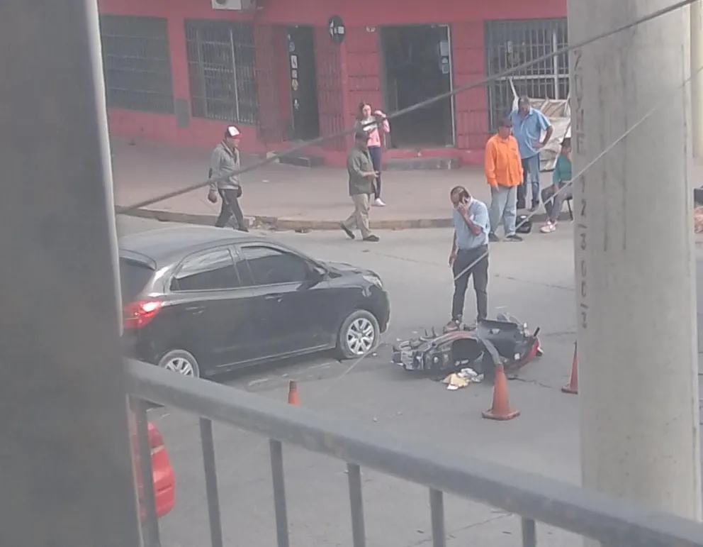 Terrible accidente en Avenida San Martín: un motociclista resultó gravemente herido