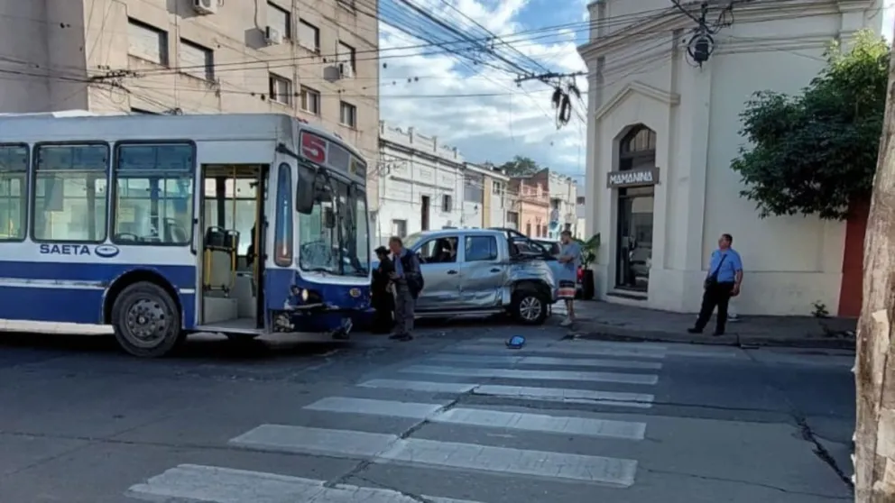 Choque en pleno centro salteño: una camioneta impactó contra un colectivo de SAETA 