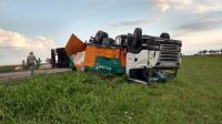 Un camión con pollos volcó en Ruta Nacional 68: se desprendieron 200 jaulas con animales vivos 