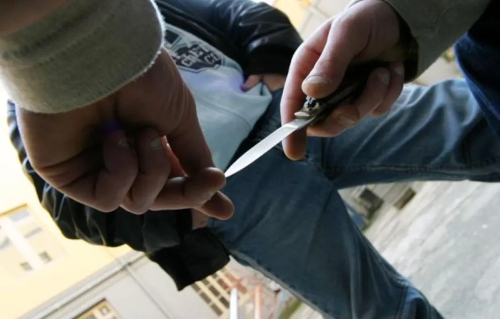 |VIOLENCIA EXTREMA| Un hombre atacó a un joven a la salida de un boliche: le cortó los brazos  