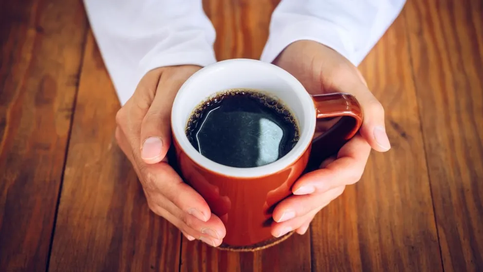Aprendé a eliminar las manchas de café de tus tazas con esta sencilla mezcla