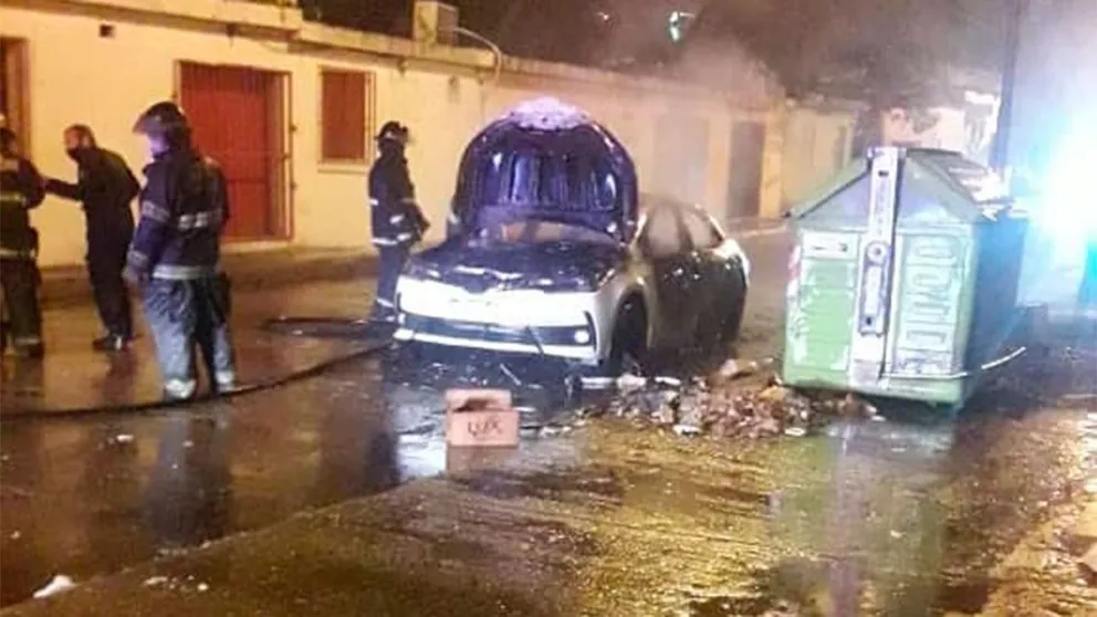 Se prendió fuego el auto de una familia en Embarcación: sospechan que fue un incendio intencional