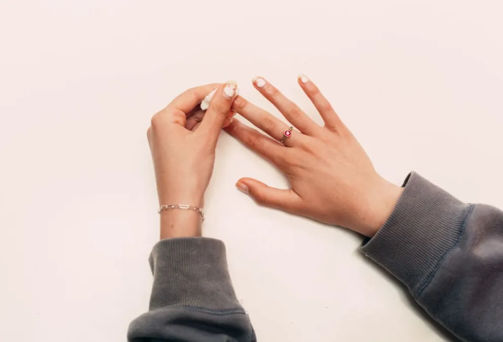 El diseño de nail art que será furor en el invierno: sutil, delicado y muy femenino