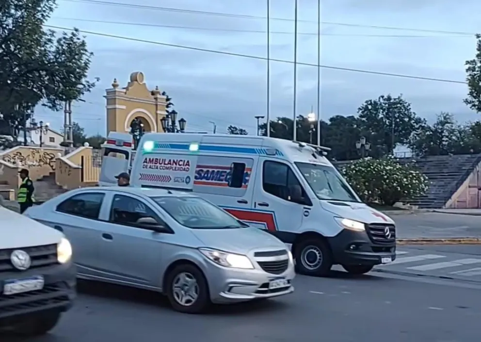 Fuerte accidente en Plaza España: un ciclista sufrió heridas en la cabeza