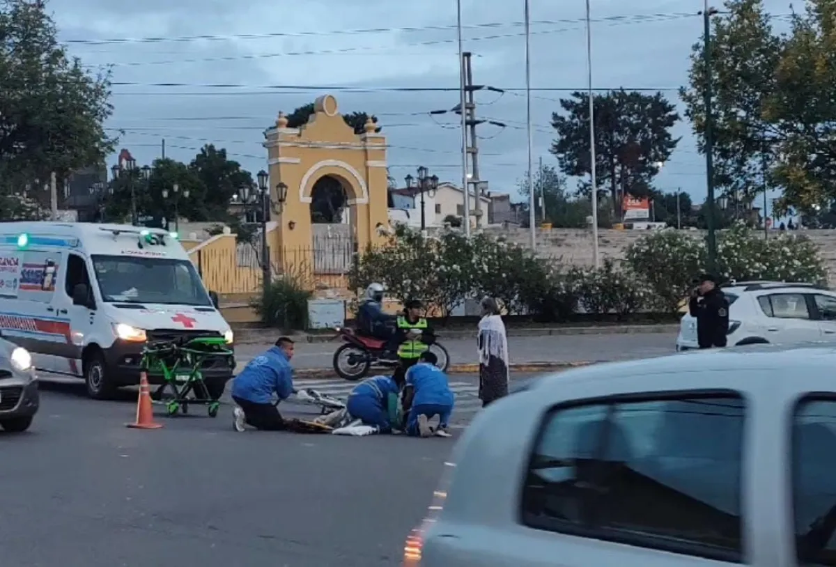 Fuerte accidente en Plaza Espa&ntilde;a ciclista herido 