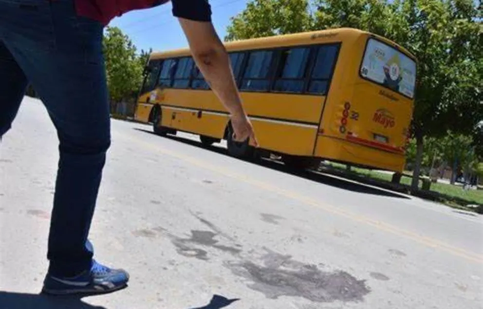 Un hombre atacó a traición a un policía al bajar del colectivo: tuvo que ser hospitalizado por los cortes
