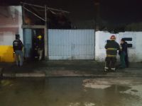 Preocupante incendio en Orán: se prendió fuego un depósito lleno de garrafas