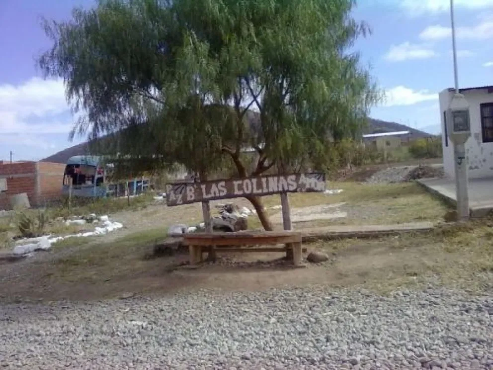 Vecinos del Barrio Las Colinas reclaman a Aguas del Norte hace más de un año por masivas pérdidas de agua