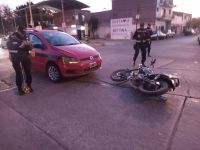 Fuerte accidente en el centro salteño: un motociclista fue embestido por un taxi
