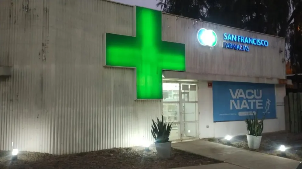 |URGENTE| Delincuentes reventaron el vidrió de una farmacia y robaron múltiples objetos de valor
