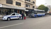 Colectivo de SAETA embistió a un móvil policial en pleno centro salteño